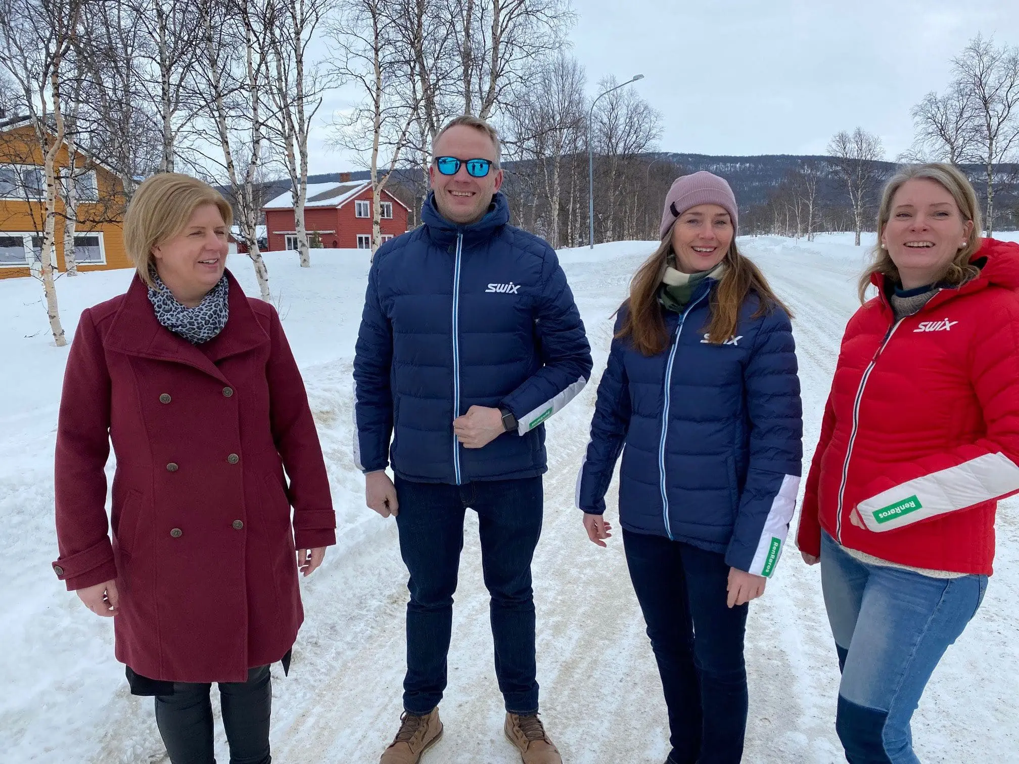 Fungerende varaordfører Hanne Hauge, prosjektleder Øyvind Grytbak, leder i Ren Røros Digital Linn Irén Humlekjær og salgsansvarlig Kristin Jamtvoll gleder seg over at det blir flere som får fiber på Brekken. Foto: Ren Røros