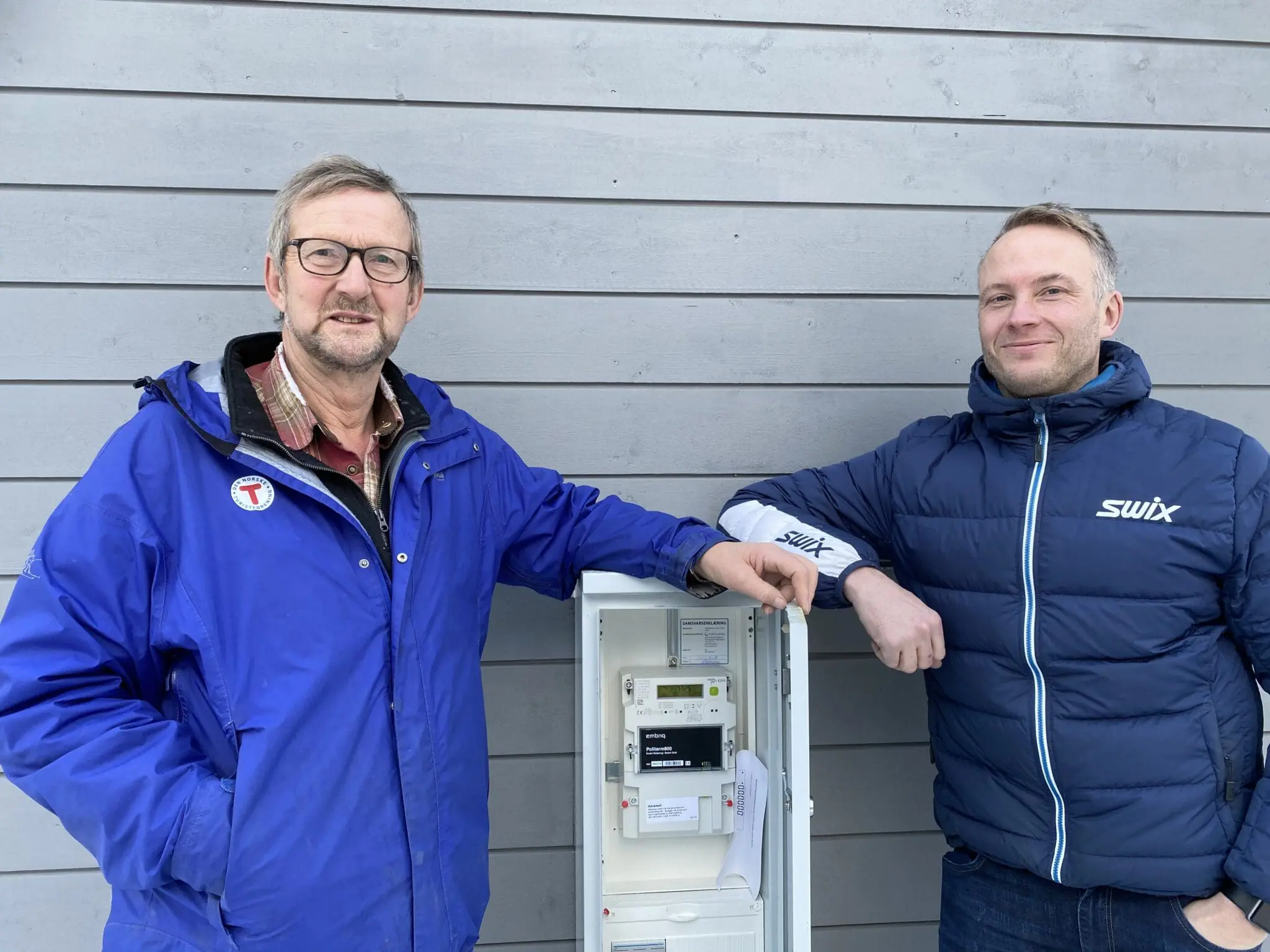 Per Simensen er fornøyd med å være den første som får fiber fra Ren Røros Digital i den store utbyggingen i Oslia og Dalsbygda. Prosjektleder Øyvind Grytbak er ikke mindre fornøyd. Foto: Torgeir Anda/Ren Røros.