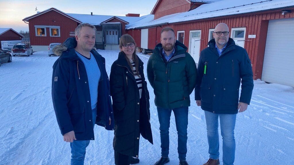 Utbyggingen betyr nye oppdrag for lokale entreprenører. Dette er investeringer som skaper betydelige ringvirkninger for næringslivet. Fra venstre: Øyvind Grytbak, Johanne Stensaas, Isak Veierud Busch og Kristian Holm. Foto: Ren Røros.