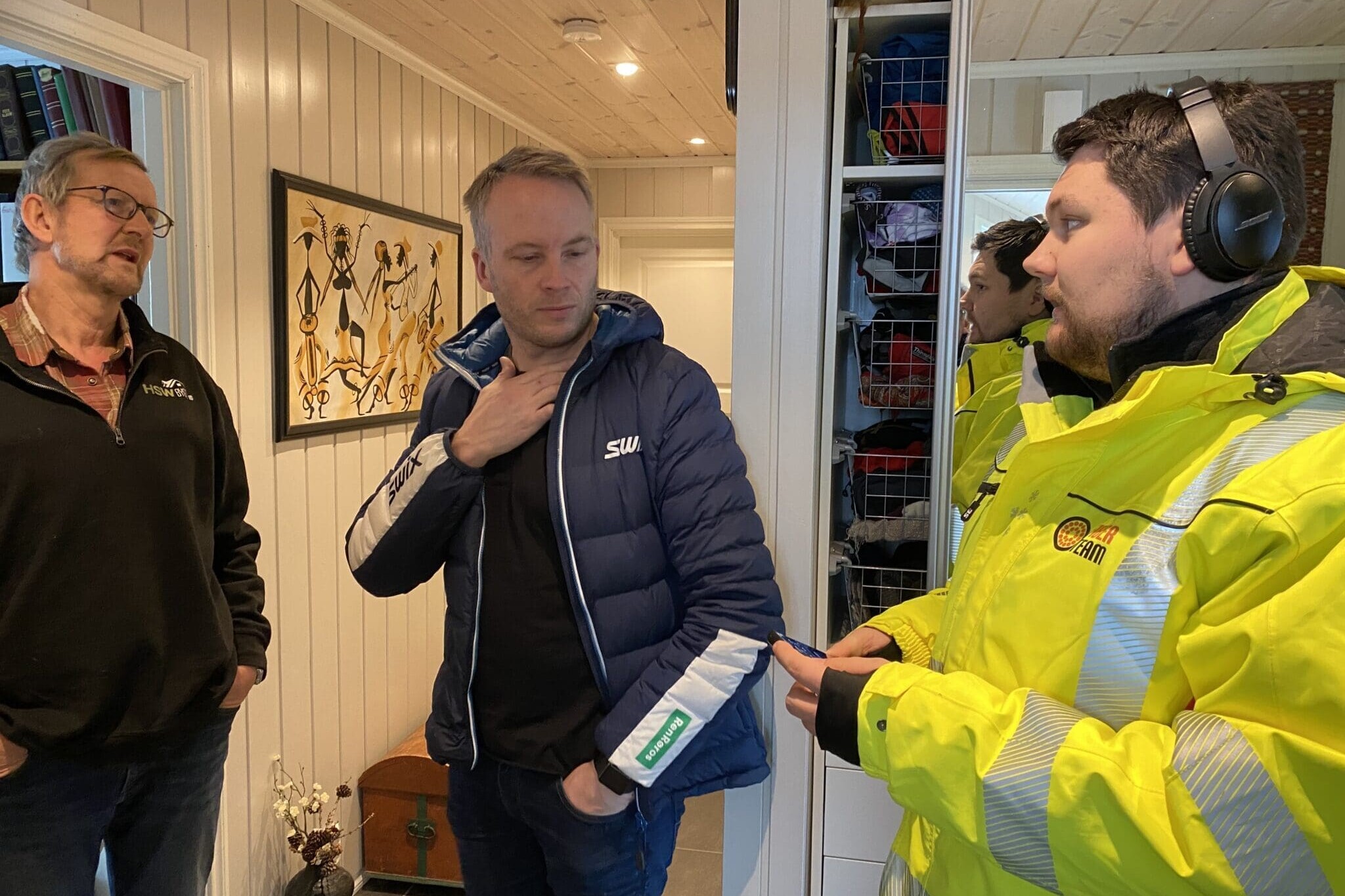 Signaltest: Adrian Vikrem Blomseth fra Fiberteam sjekker at signalstyrken er godt nok. Testen følges av Per Simensen og Øyvind Grytbak. Foto: Torgeir Anda/Ren Røros.