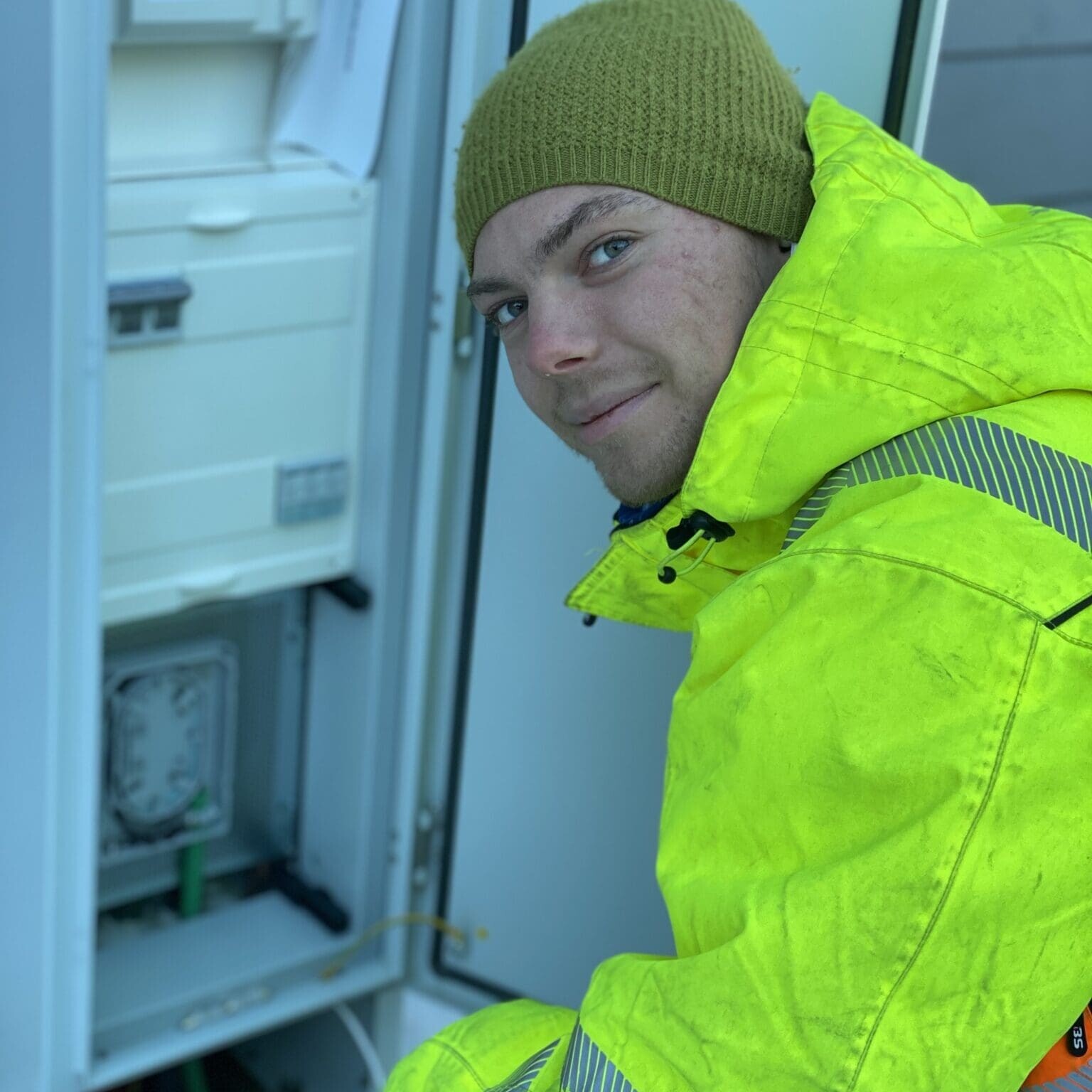 Vel blåst: Bård Ole Larsen fra Fiberteam sørger for at alle forbindelser inn i veggen er i orden. Foto: Torgeir Anda/Ren Røros.