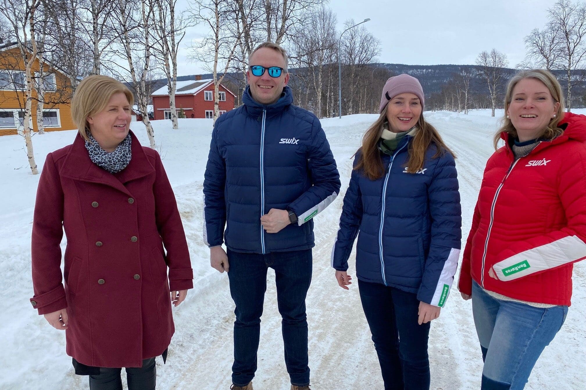 Fungerende varaordfører Hanne Hauge, prosjektleder Øyvind Grytbak, leder i Ren Røros Digital Linn Irén Humlekjær og salgsansvarlig Kristin Jamtvoll gleder seg over at det blir flere som får fiber på Brekken. Foto: Ren Røros