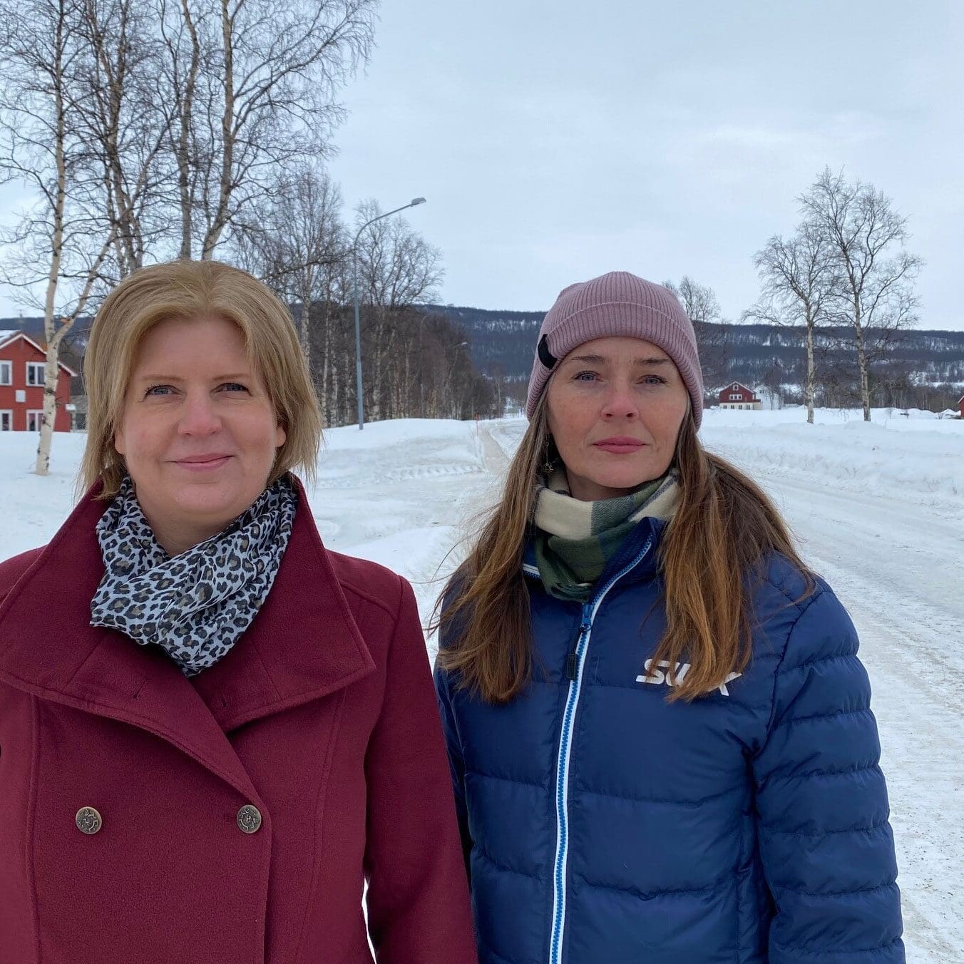 Varaordfører Hanne Hauge og Linn Irén Humlekjær i Ren Røros Digital er glad for at fiber nå kan komme til et tilbud som Skottgården. Foto: Ren Røros.