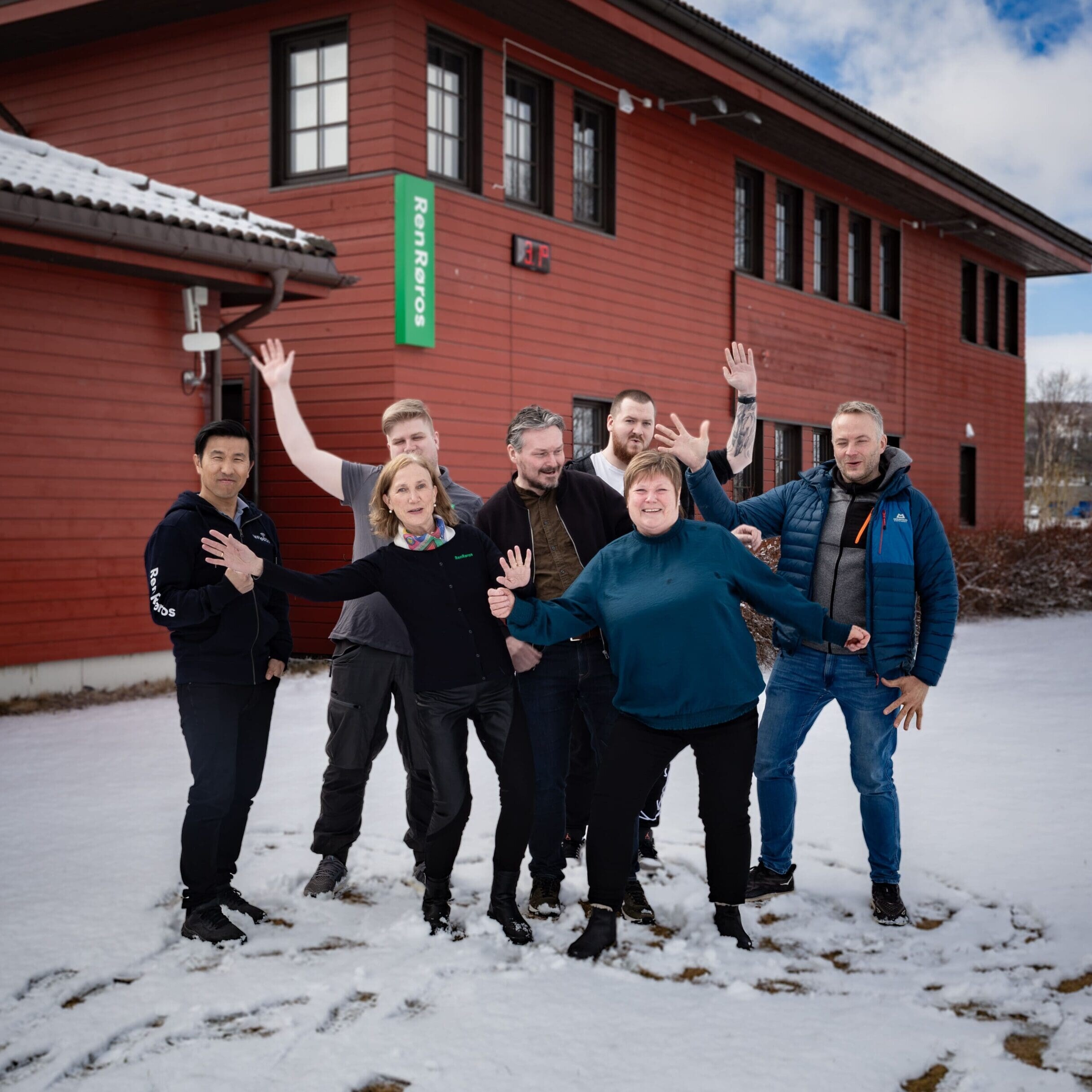 Feiring: Gjengen i Ren Røros Aksess jubler for at de igjen kan sette i gang arbeidet med å få fiber til flere i fjellregionen. Her Sam Eidsheim, Martin Grytbak, Marit Støvne, Håvar Tenfjord, Henrik Anthun, Unn Nymoen og Øyvind Grytbak. Foto: Ana Jones do Carmo