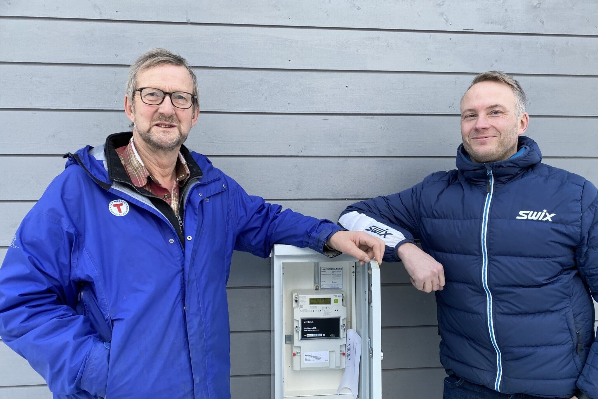 Per Simensen er fornøyd med å være den første som får fiber fra Ren Røros Digital i den store utbyggingen i Oslia og Dalsbygda. Prosjektleder Øyvind Grytbak er ikke mindre fornøyd. Foto: Torgeir Anda/Ren Røros.